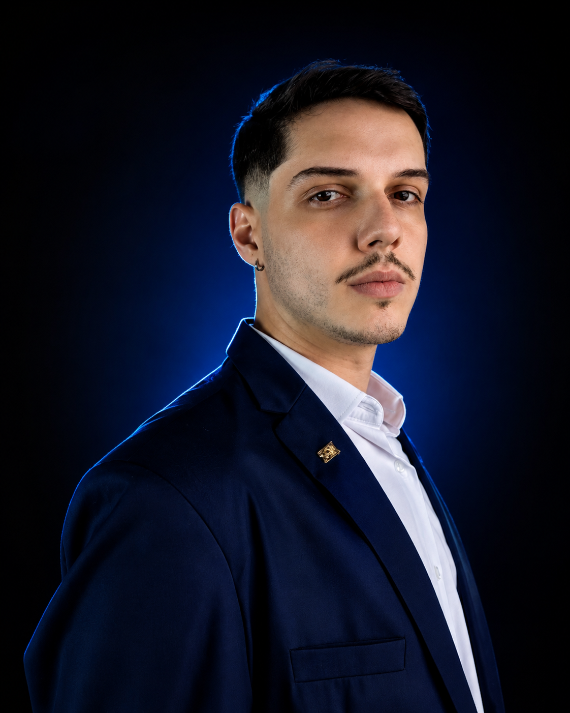 Elder Henry, fundador da ECON, de terno azul-marinho com luz azul ao fundo