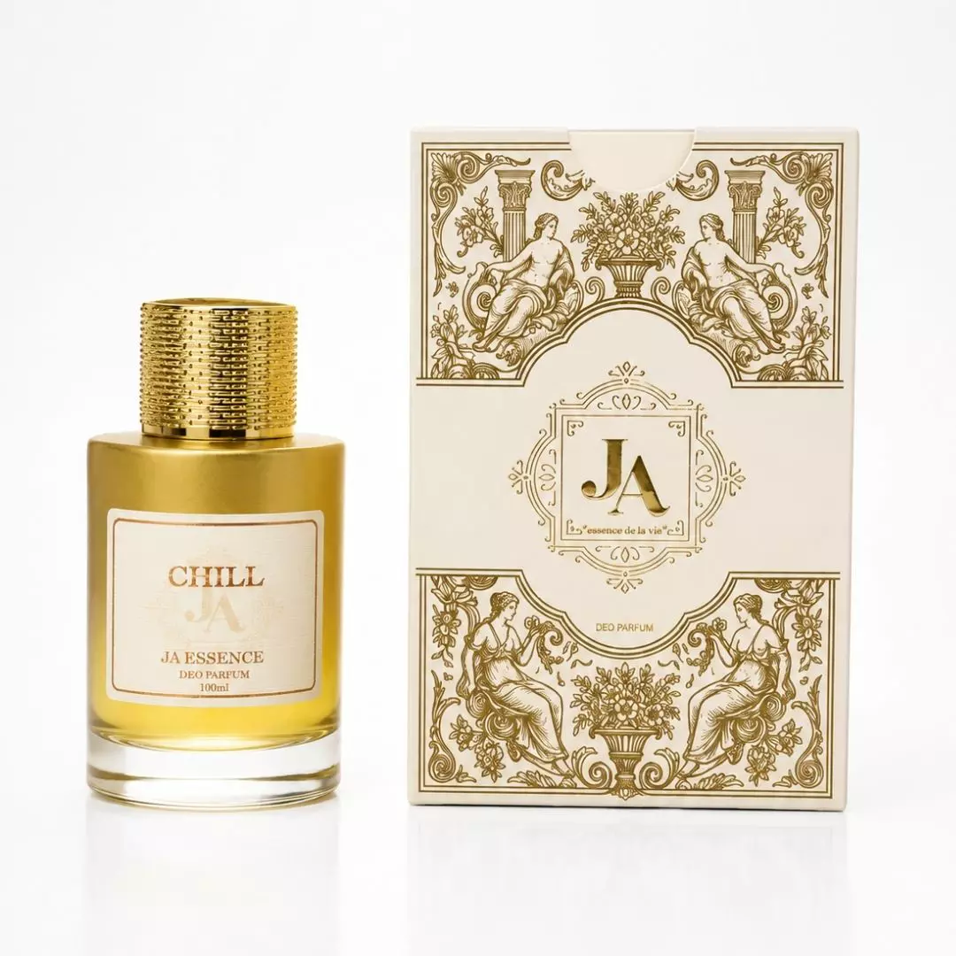 Frasco de perfume dourado ao lado da caixa marfim com ilustrações douradas